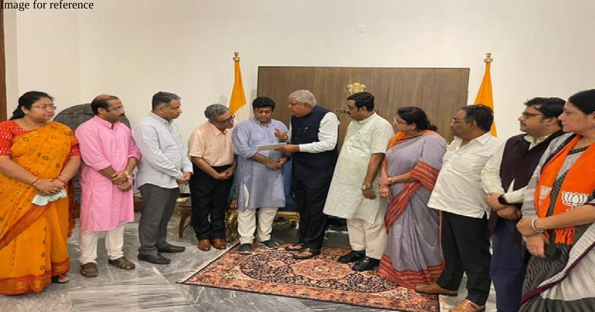 WB clashes: Bengal BJP submits memorandum to Governor, seeks armed forces deployment